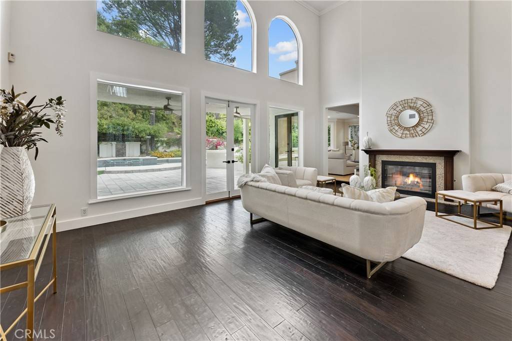 Calabasas, CA 91302,25605 Queenscliff CT