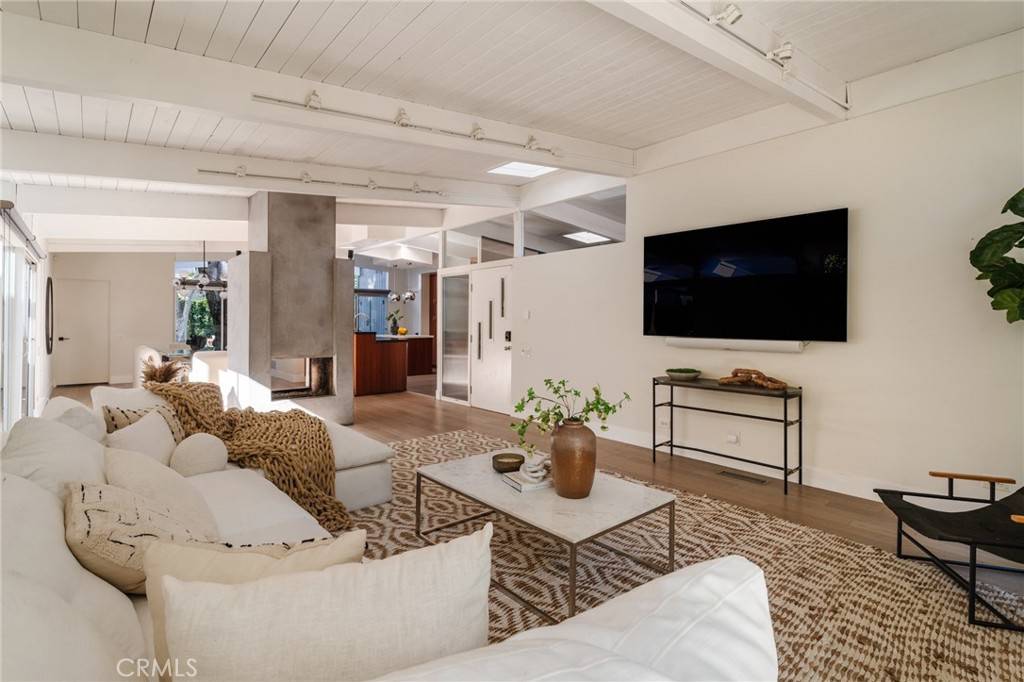Sherman Oaks, CA 91423,13233 Addison ST