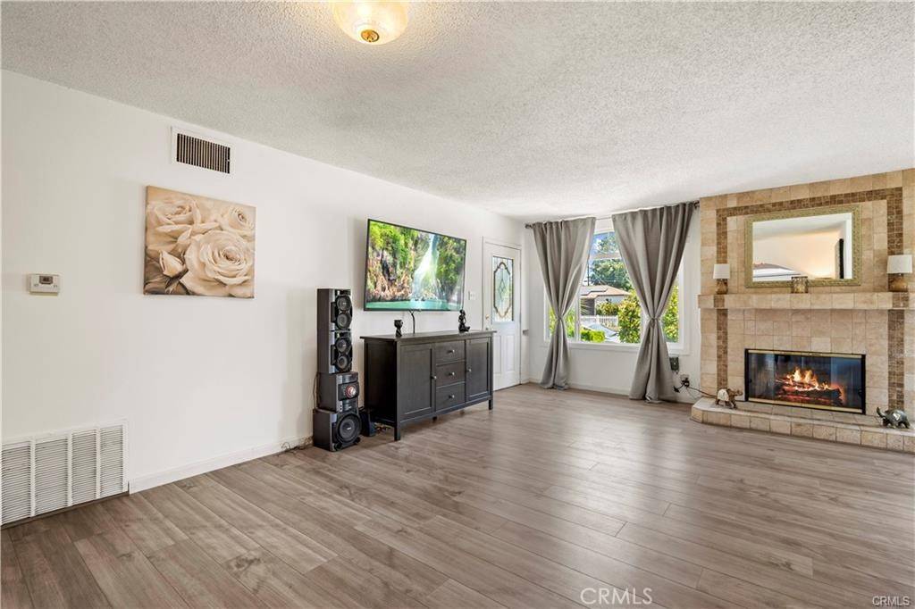 Reseda, CA 91335,6927 Lindley AVE