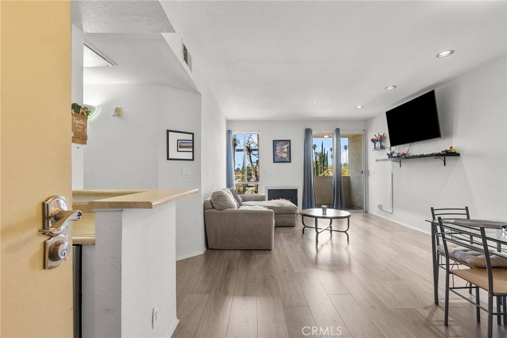 Reseda, CA 91335,19350 Sherman WAY #204