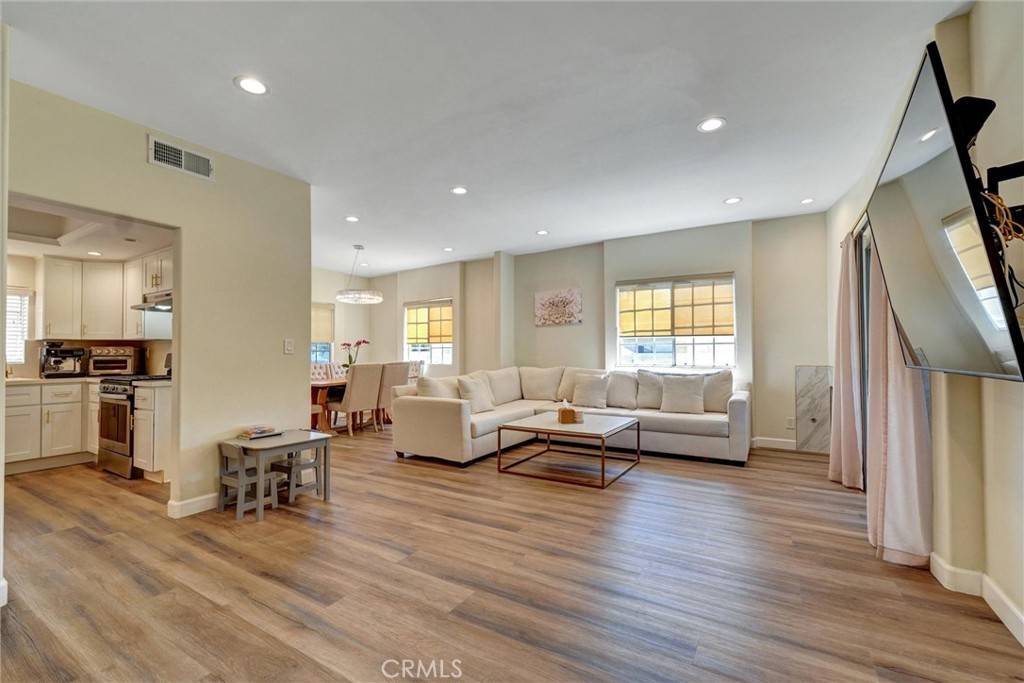 Van Nuys, CA 91405,14105 Lemay ST #4