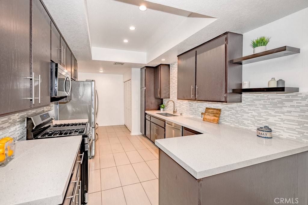 Sherman Oaks, CA 91423,13331 Moorpark ST #109