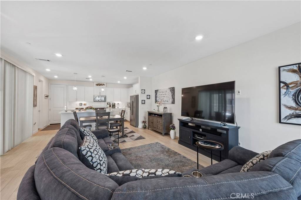 Valencia, CA 91381,27632 Ensemble PL