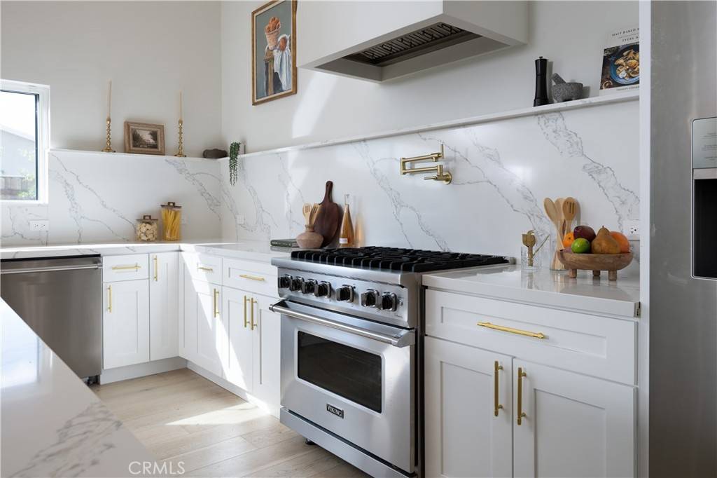 Encino, CA 91316,5839 White Oak AVE