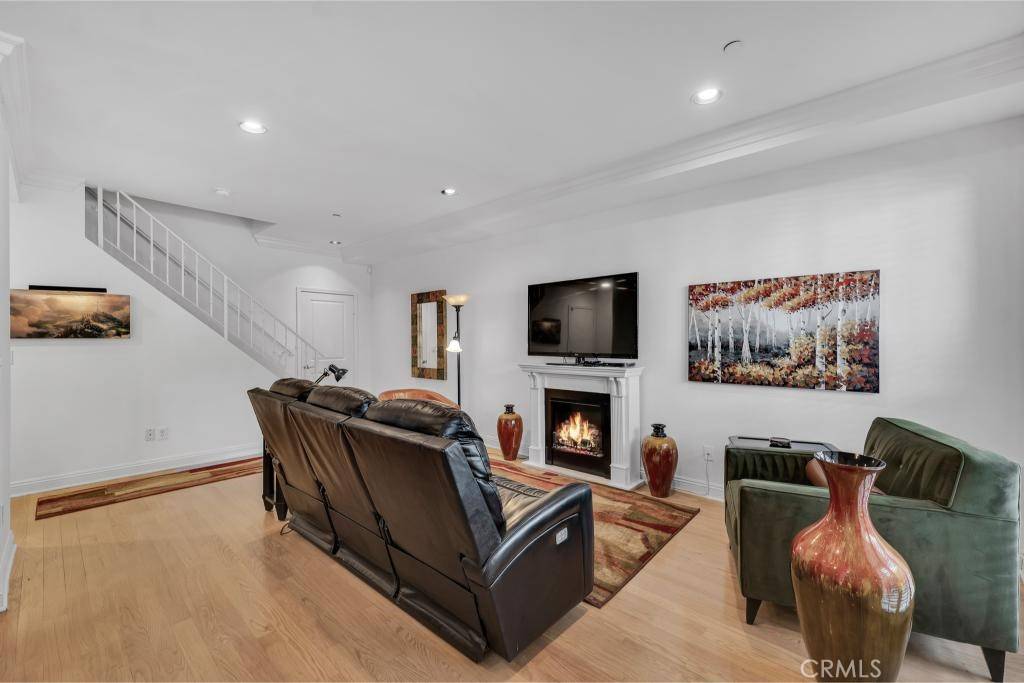 Canoga Park, CA 91303,7132 Farralone AVE #203