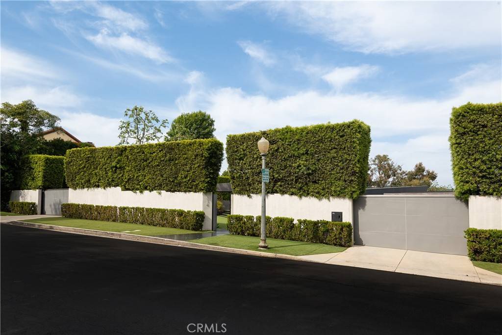 Los Angeles, CA 90049,314 N Barrington AVE