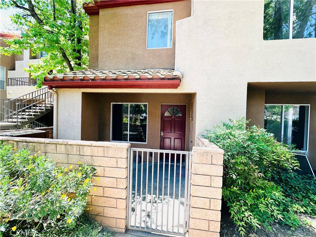 Saugus, CA 91350,22703 Copper Hill DR #2