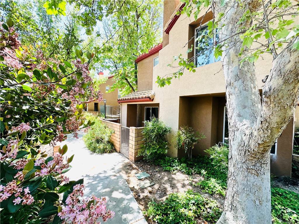 Saugus, CA 91350,22703 Copper Hill DR #2