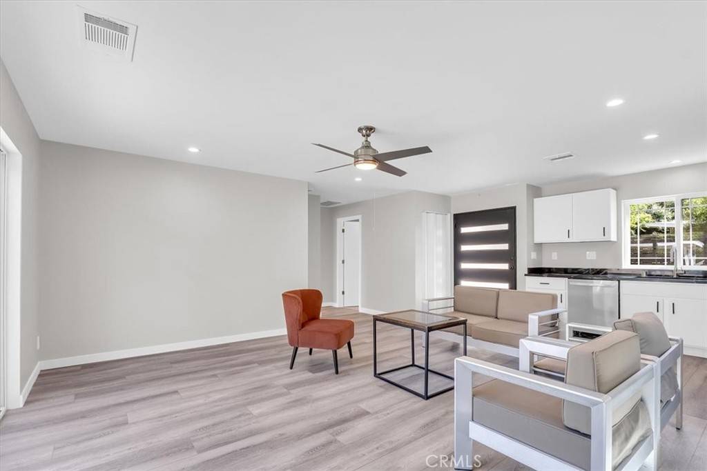 Woodland Hills, CA 91367,22237 Tiara St