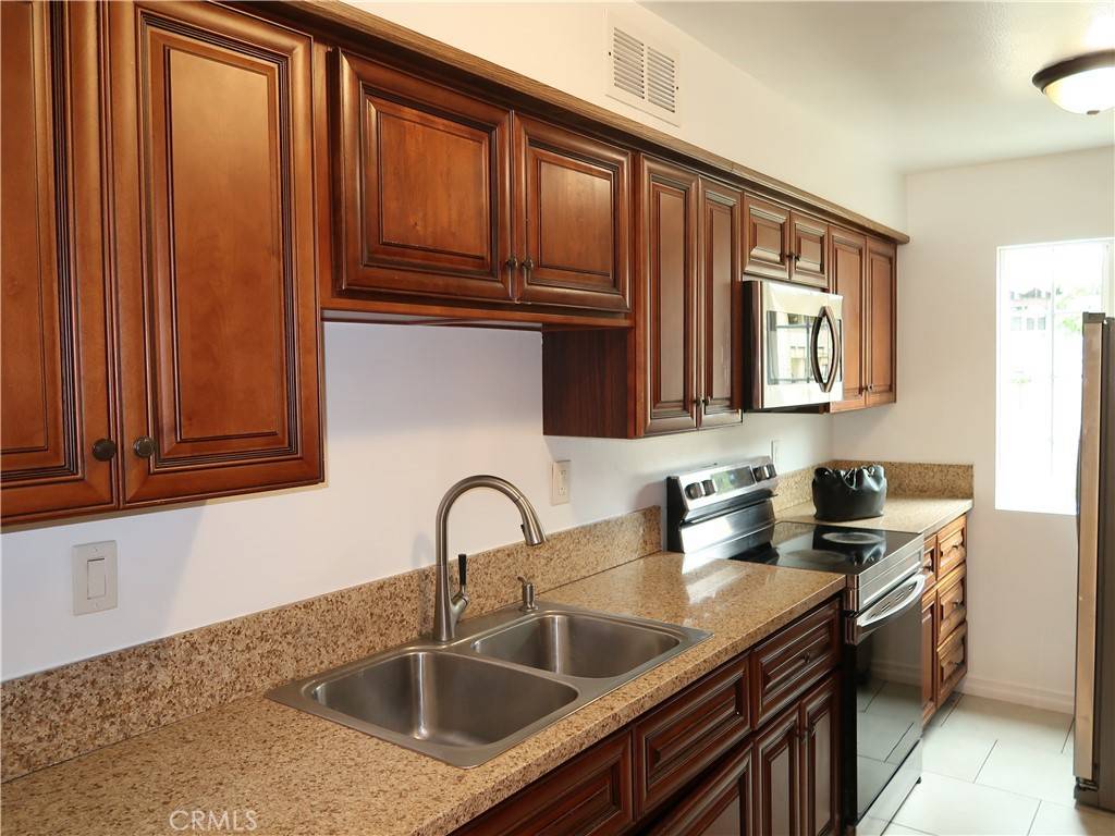 Reseda, CA 91335,8055 Canby AVE #5