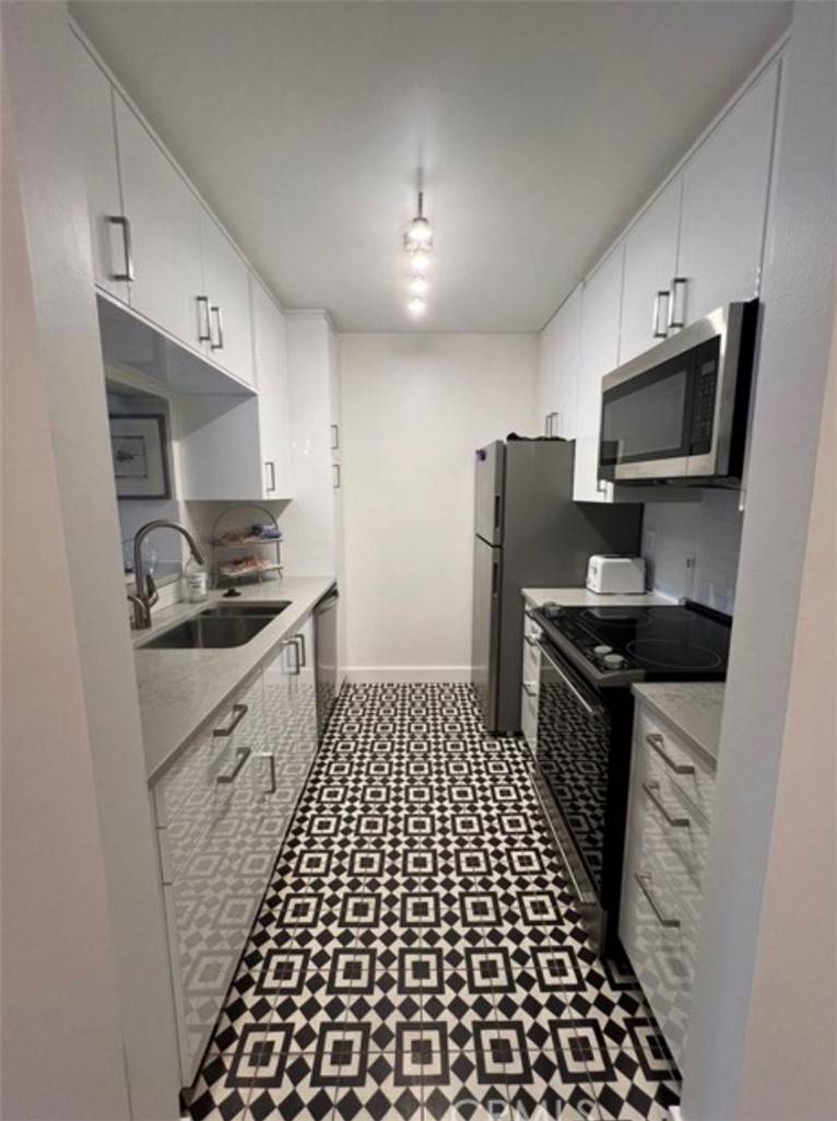 Encino, CA 91316,5460 White Oak AVE #A305