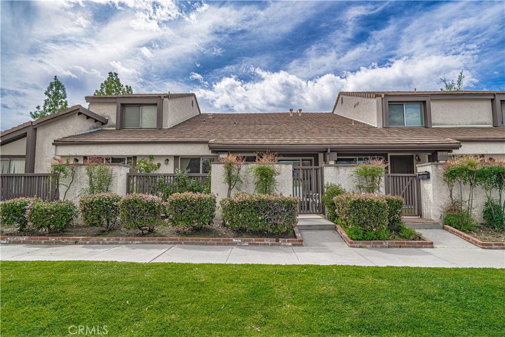 Valencia, CA 91355,25713 Vista Fairways DR