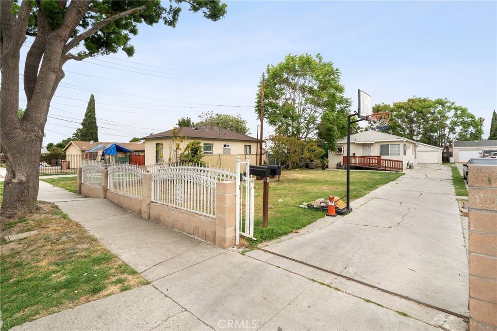 Compton, CA 90221,1009 E Peck ST