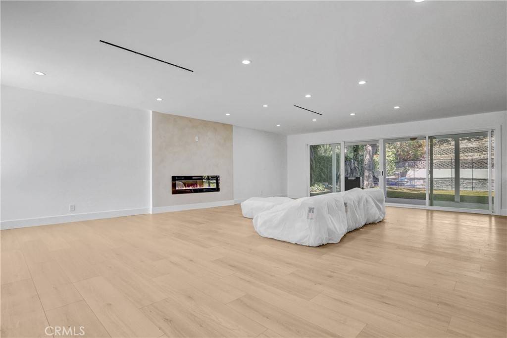 Woodland Hills, CA 91367,24045 Philiprimm ST