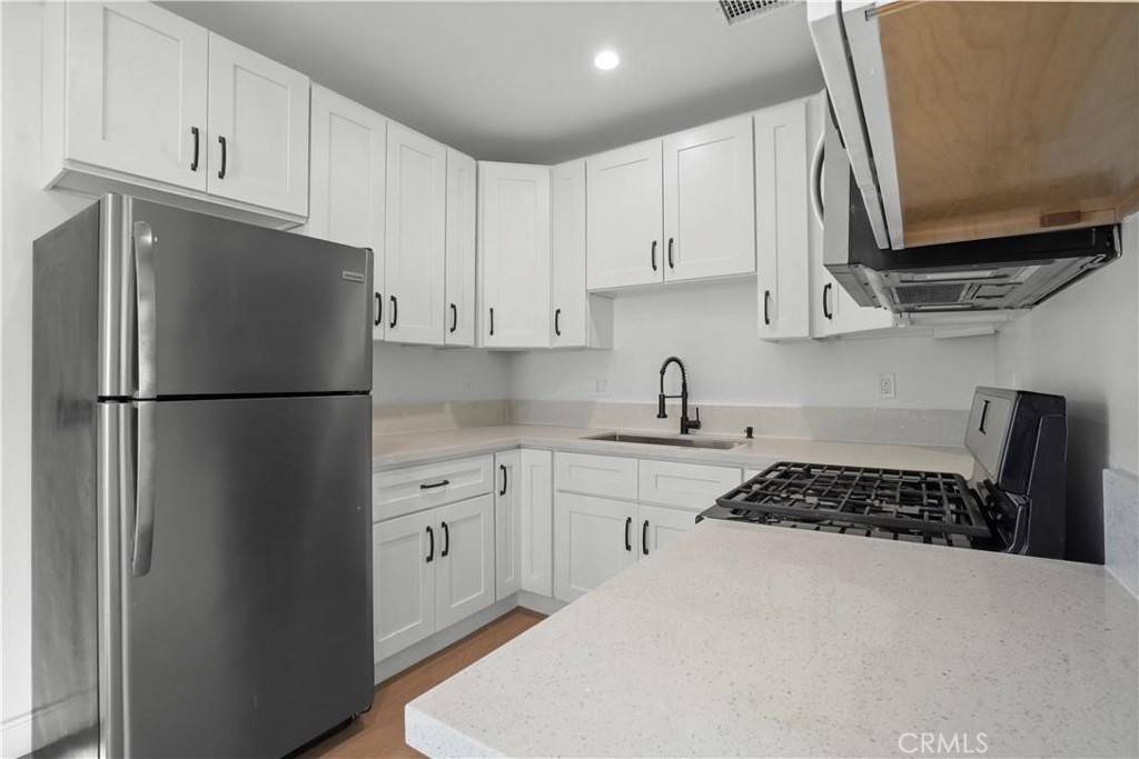 Tarzana, CA 91436,5501 Beckford