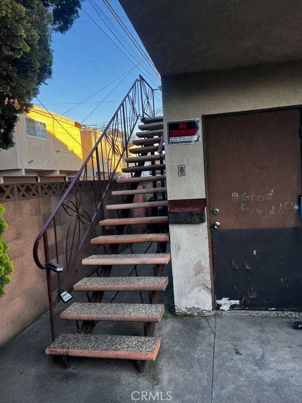 Long Beach, CA 90805,482 E Smith ST