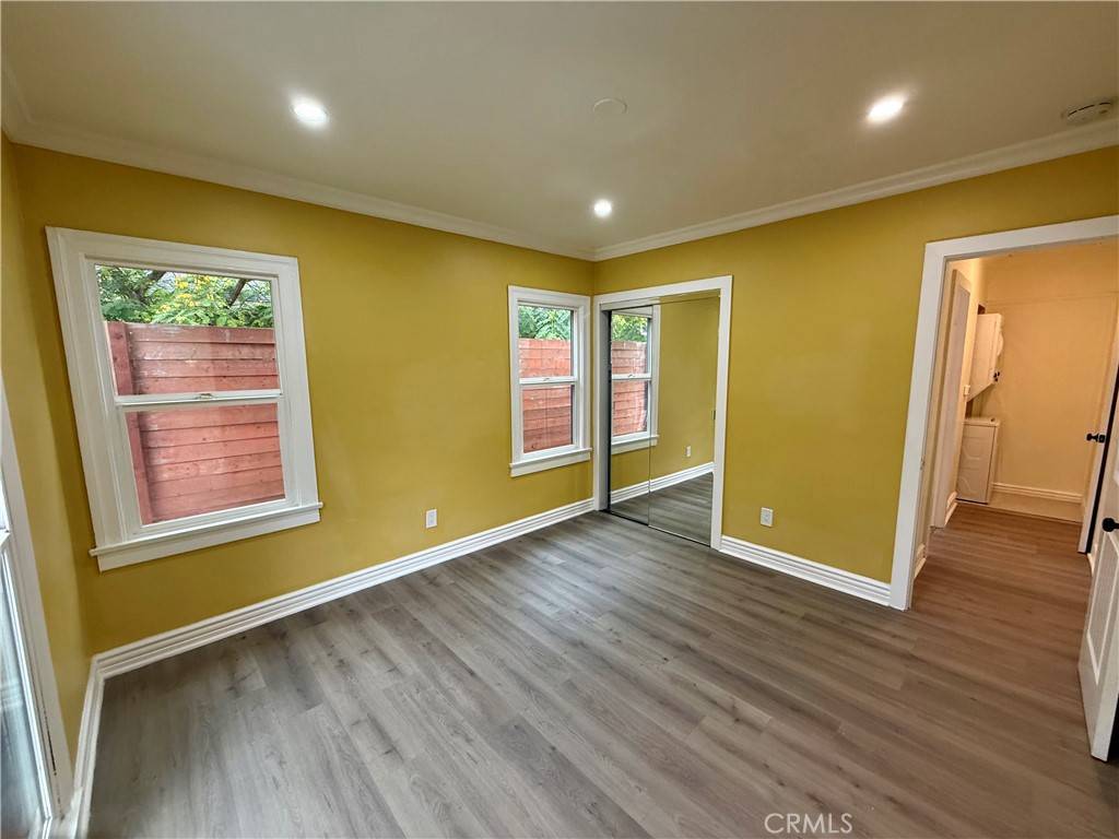 Los Angeles, CA 90068,2042 Holly DR
