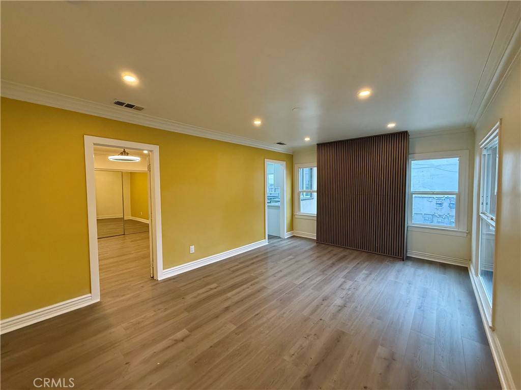 Los Angeles, CA 90068,2042 Holly DR