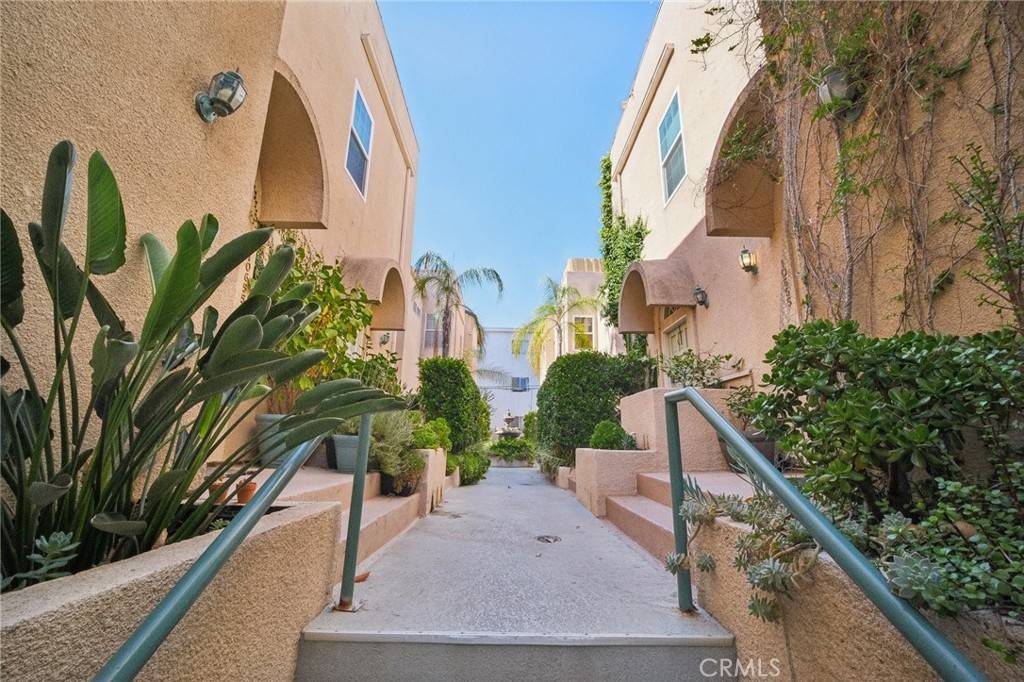 Toluca Lake, CA 91602,10659 Bloomfield ST