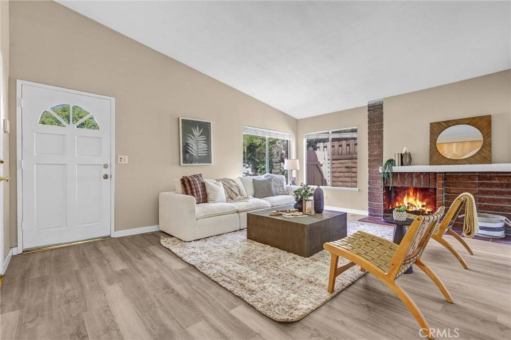 Valencia, CA 91355,25402 Via Jardin
