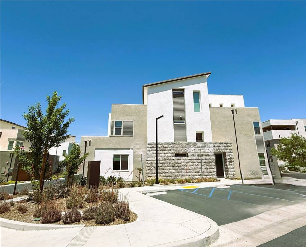 Valencia, CA 91381,27508 Golden Currant PL