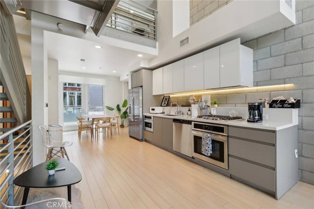 Los Angeles, CA 90068,3450 Cahuenga BLVD W #905