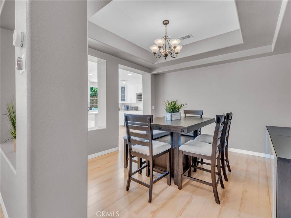 Woodland Hills, CA 91367,5637 Como CIR