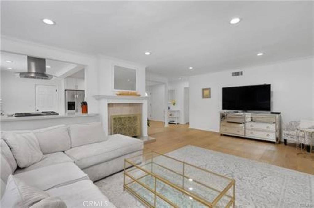 Woodland Hills, CA 91303,22335 Kittridge ST