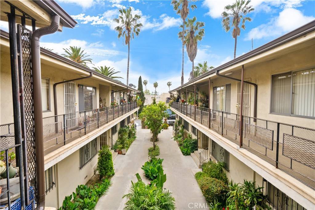 Los Angeles, CA 90004,4955 Rosewood AVE