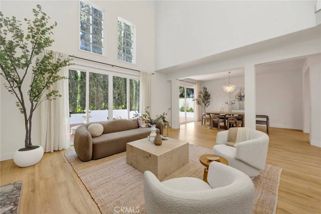 Calabasas, CA 91302,23043 Park Este