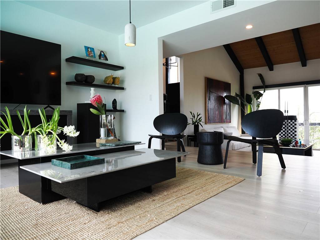 Woodland Hills, CA 91364,5177 Medina RD