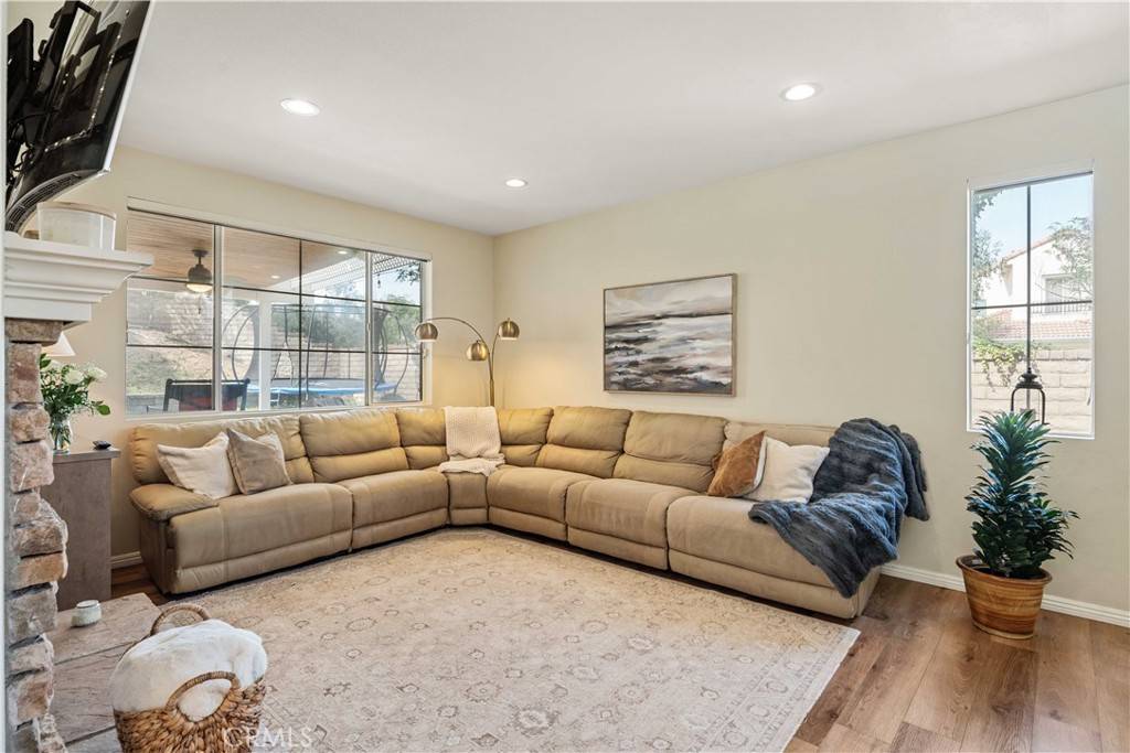 Valencia, CA 91354,23318 Sunnyvale CT