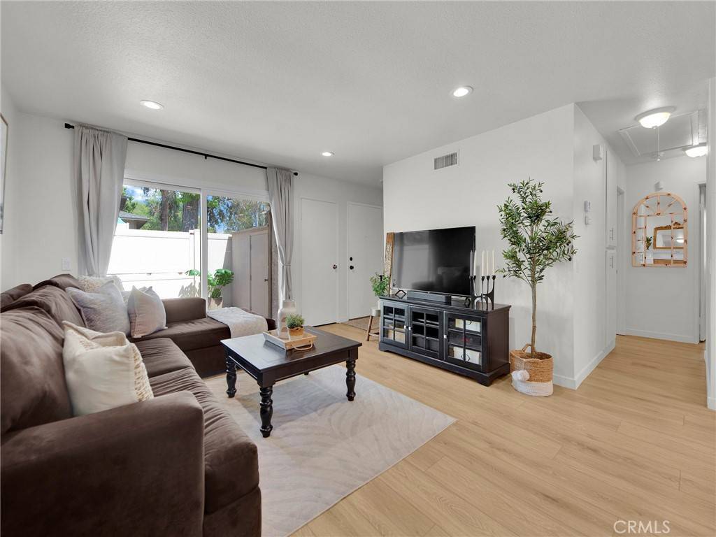 Agoura Hills, CA 91301,28839 Conejo View DR