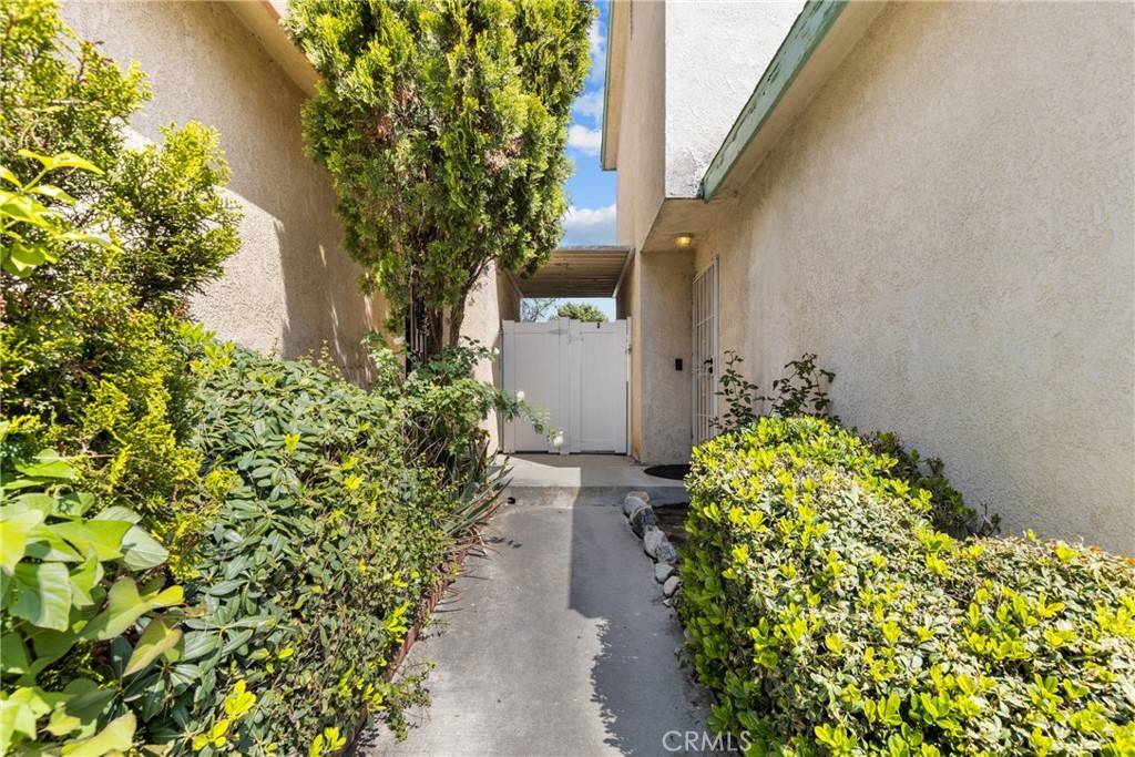 Arleta, CA 91331,9315 Woodman AVE #3