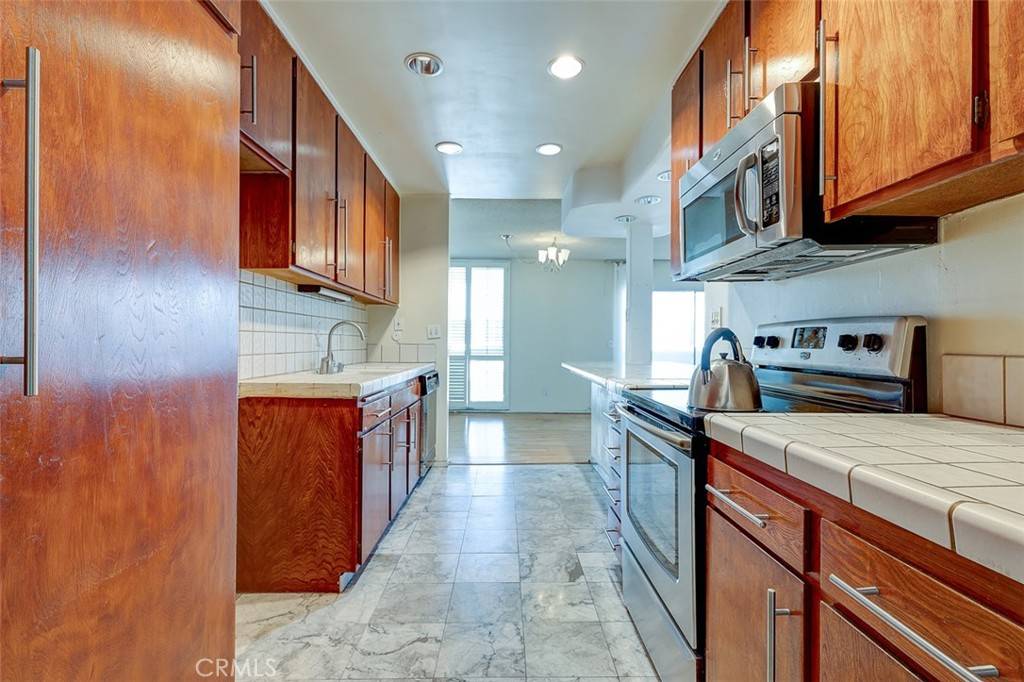 Encino, CA 91316,5454 Zelzah AVE #215