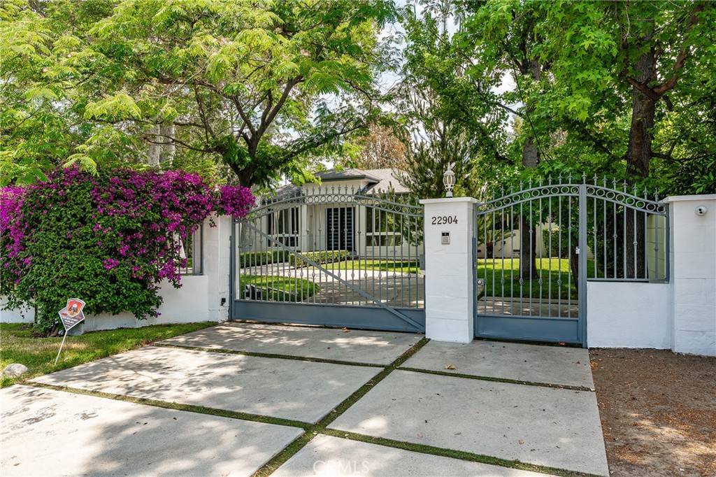 Woodland Hills, CA 91367,22904 Calvert ST