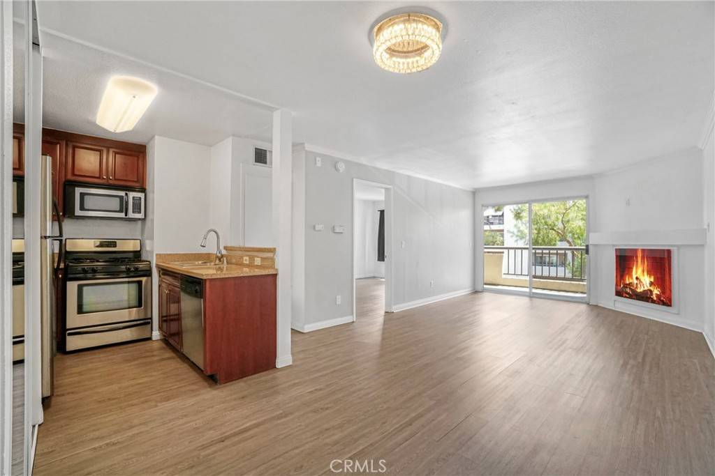 Woodland Hills, CA 91367,5500 Owensmouth AVE #218