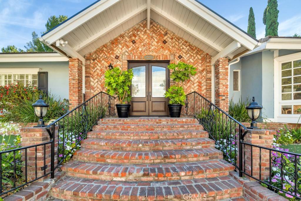 Encino, CA 91316,4423 Portico PL
