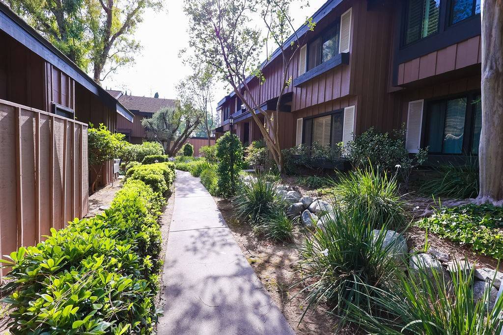 Northridge, CA 91324,9749 Reseda BLVD #13
