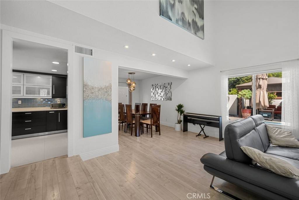 Woodland Hills, CA 91367,22835 Styles ST