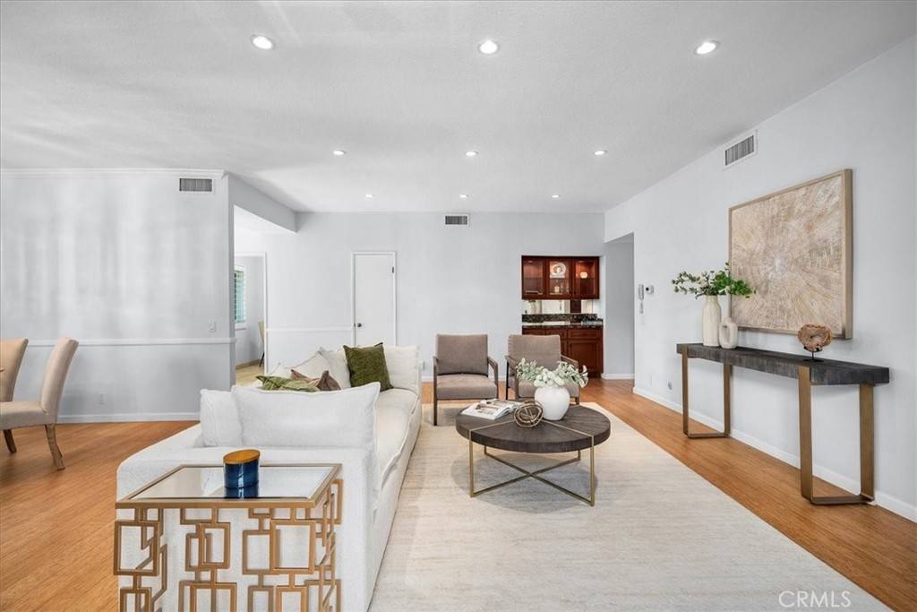 Sherman Oaks, CA 91403,14844 Dickens ST #208