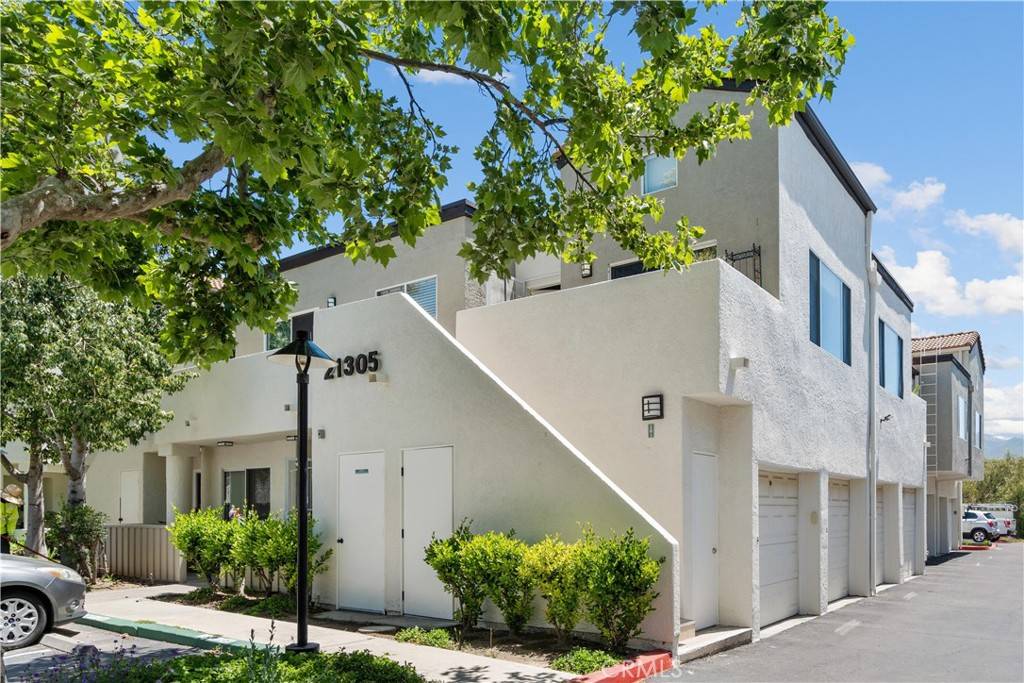 Newhall, CA 91321,21305 Nandina LN #201