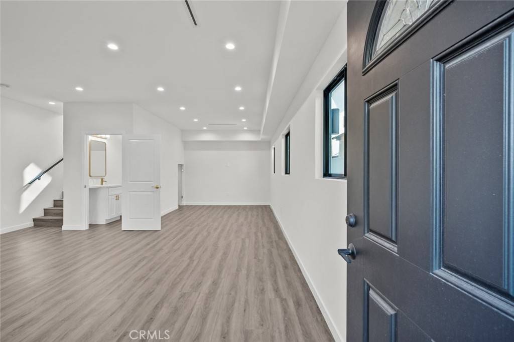 Woodland Hills, CA 91367,6245 N McLaren