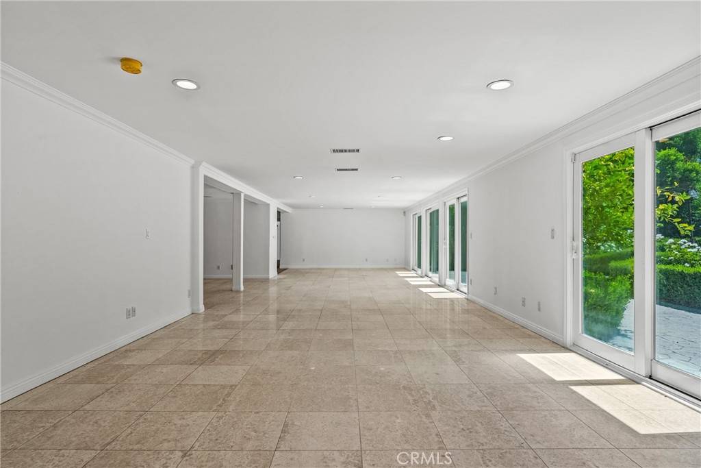 Tarzana, CA 91356,19016 Wells DR