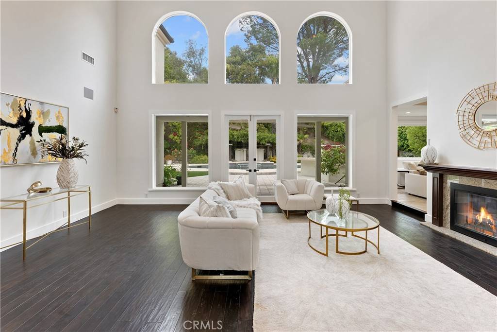 Calabasas, CA 91302,25605 Queenscliff CT