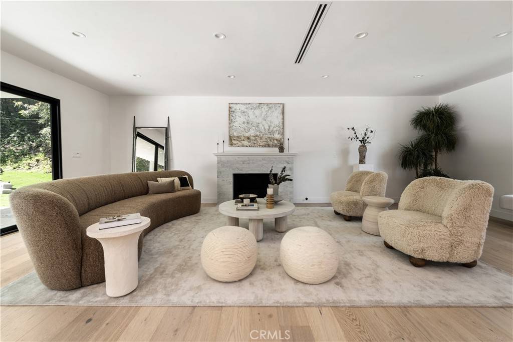 Tarzana, CA 91356,19532 Wells DR