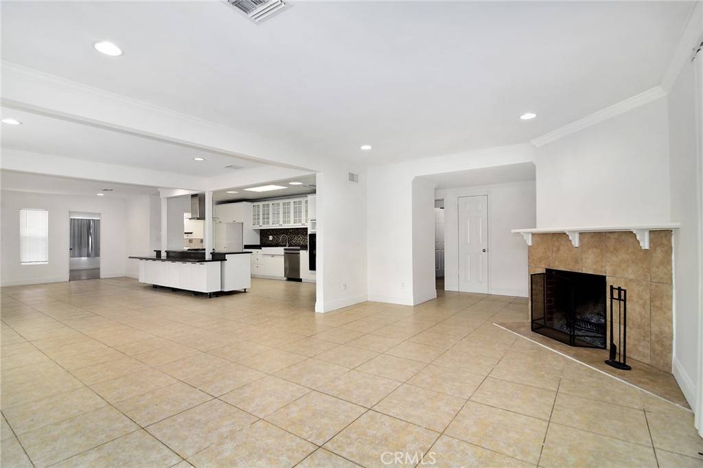 Reseda, CA 91335,19324 Victory BLVD