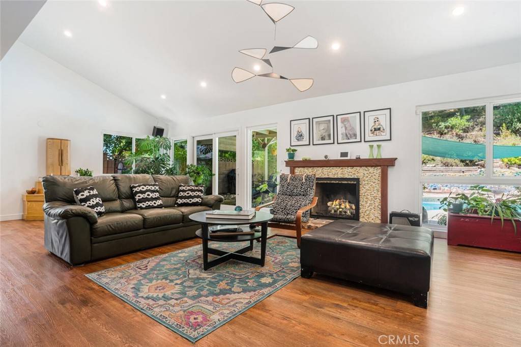 Woodland Hills, CA 91367,24101 Philiprimm ST