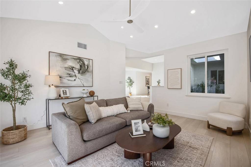 Valencia, CA 91355,26210 Paolino PL