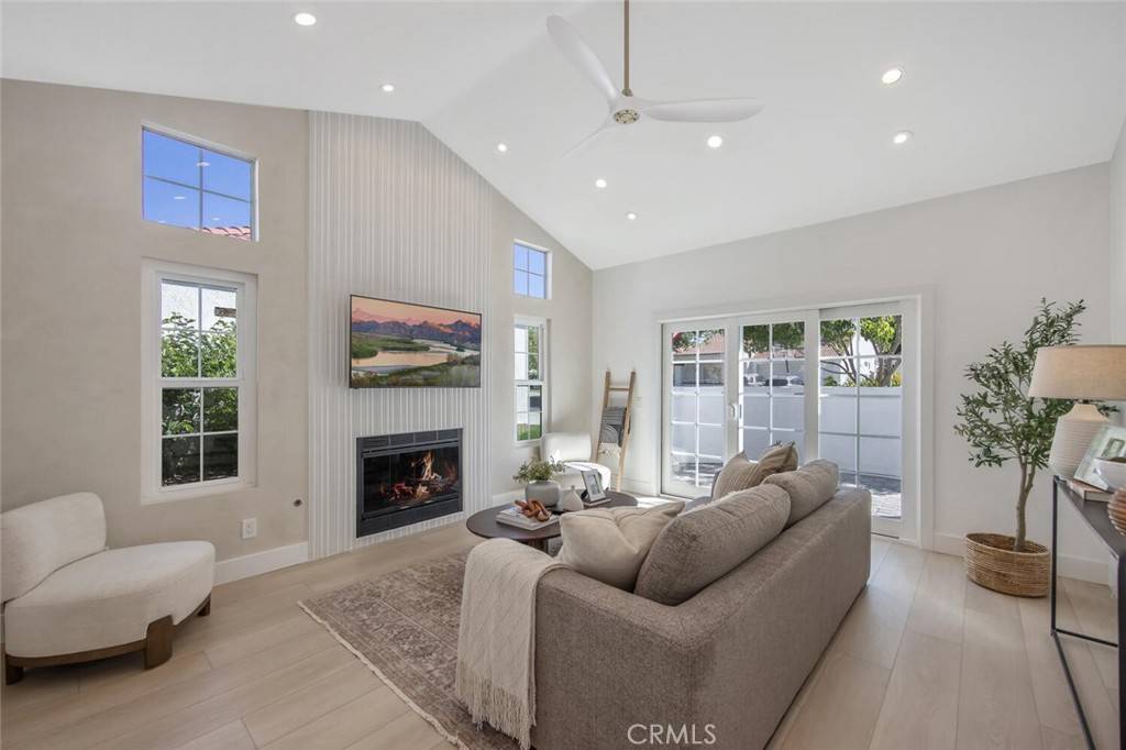 Valencia, CA 91355,26210 Paolino PL